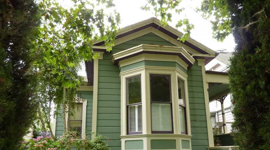 Haus mit Erkerfenster.  Zweistöckige Häuser mit Erkerfenstern: Vor- und Nachteile, Projekte und Grundrisse: Innenausstattungsmöglichkeiten