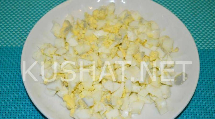 Salata de pui cu ciuperci, ananas si crutoane.  Salată cu ananas, ciuperci și brânză