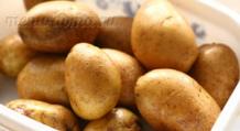 Irisan kentang goreng pedesaan (dimasak dalam wajan) Kentang buatan sendiri dalam wajan