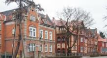 Projekte von Häusern und Ferienhäusern im polnischen Stil. Individuelles polnisches Ferienhaus mit Garage und Terrasse