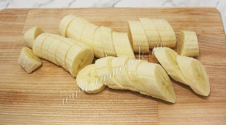 Bananenchips und Schokoladenaufstrich.  Schoko-Bananen-Aufstrich (mager)