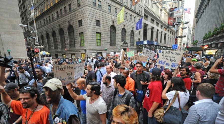 Steal-Occupy: Die Occupy-Wall-Street-Bewegung und der Kampf der Straße gegen Konzerne.  Die New Yorker Polizei feierte den Jahrestag