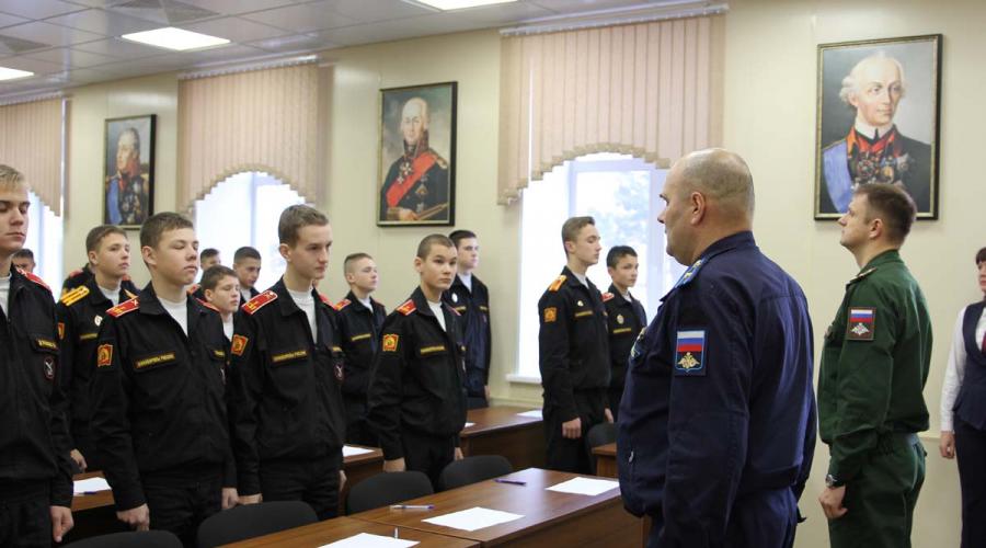 Où aller après le lycée militaire ?  École Suvorov pour filles - conditions d'admission et de formation