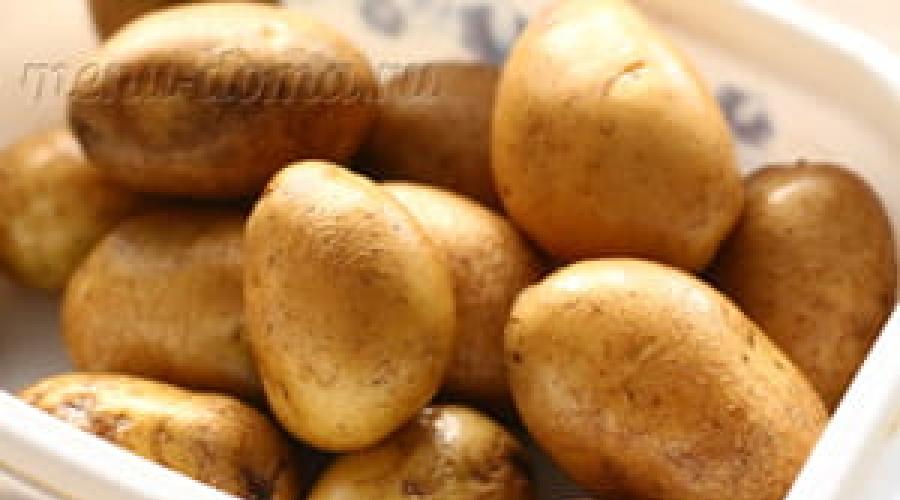 Rustikale Bratkartoffeln.  Rustikale Bratkartoffelecken (in der Bratpfanne gegart) Hausgemachte Kartoffeln in der Bratpfanne