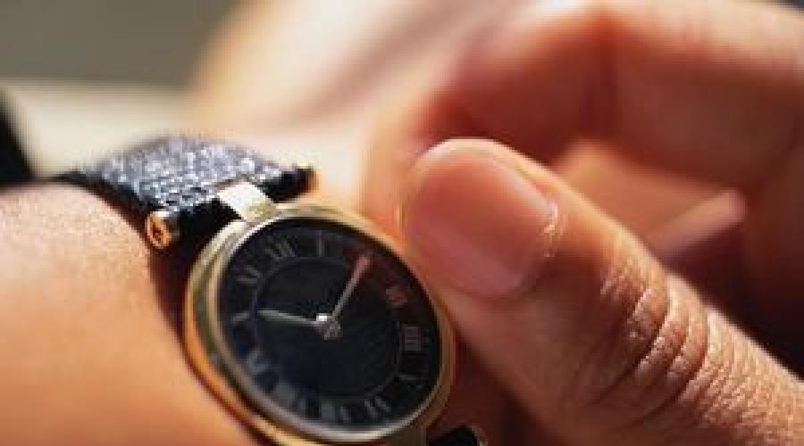 Interprétation des rêves pour regarder l'heure sur une montre-bracelet.  Belle montre-bracelet sur la main de quelqu'un
