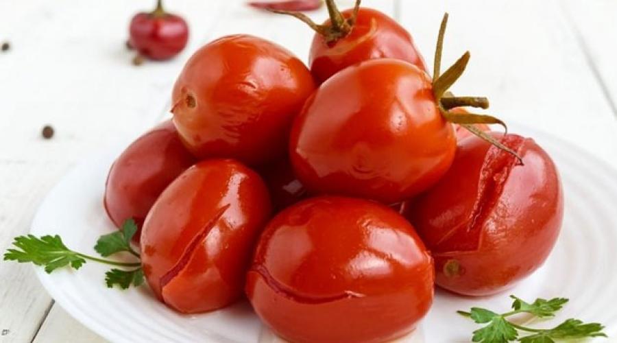 In Scheiben geschnittene, leicht gesalzene Tomaten mit schnellem Gewicht.  Sofort marinierte Tomaten mit Knoblauch