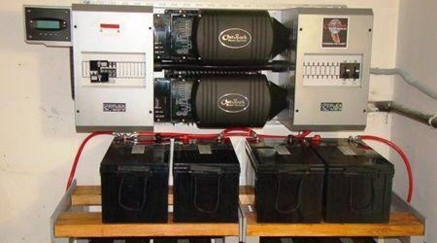Autonome Stromversorgung eines Landhausgenerators oder einer Batterie.  Notstromversorgungssystem mit Wechselrichter und Akku