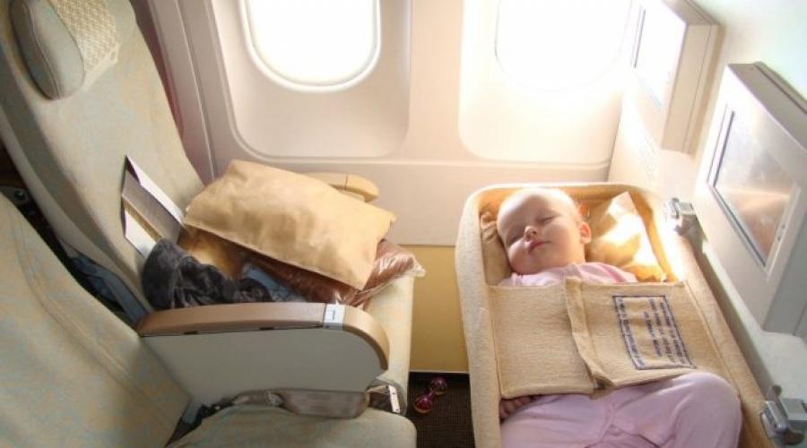 В самолете с новорожденным: что нужно знать. Первый перелет с ребенком: что взять в самолет