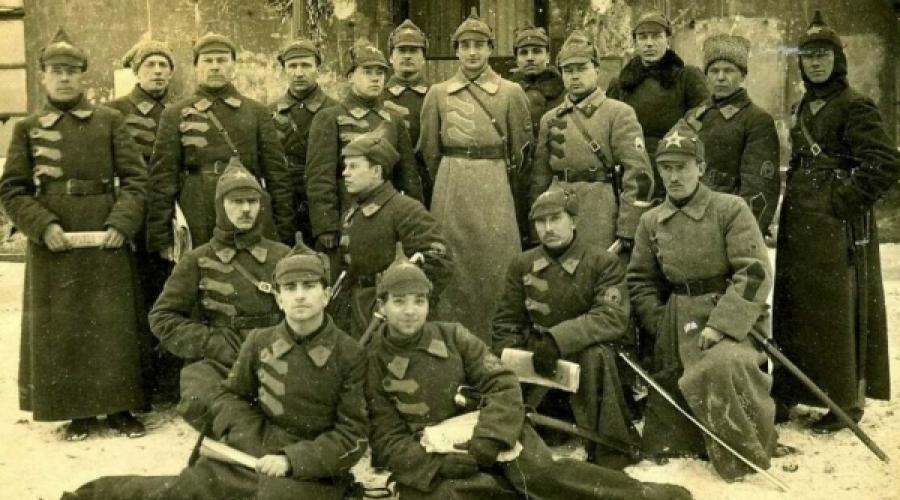 Clasamente pe butoniere 1909.  Gradurile militare sovietice