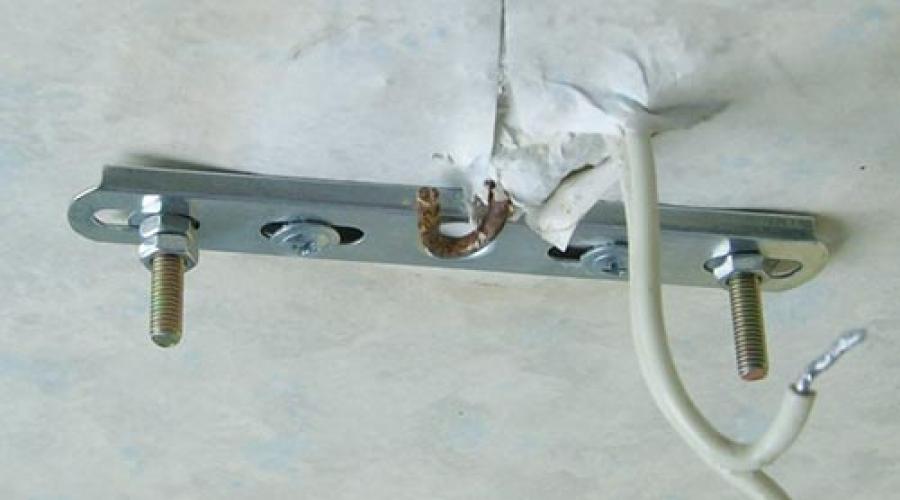 Atârnăm un candelabru pe tavan: opțiuni de montare și reguli de siguranță.  Cum să fixați o lampă și un candelabru pe tavan Cum să fixați un candelabru greu pe un tavan de beton