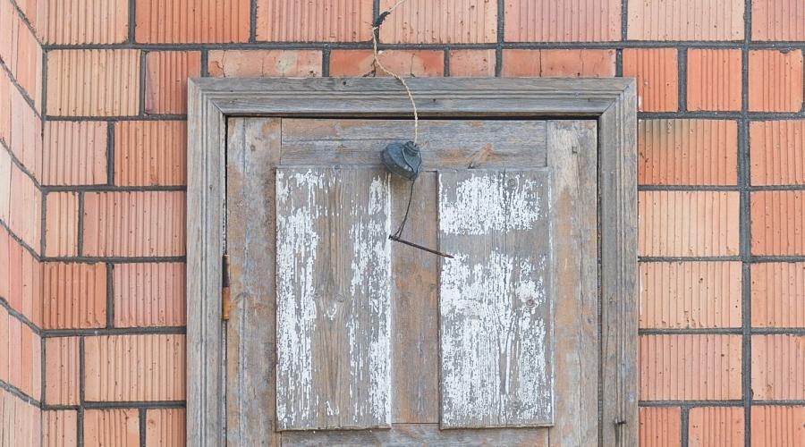 Wie verspachtelt man Türschrägen mit Ecke und Netz richtig?  Türrestaurierung zum Selbermachen: Schritt-für-Schritt-Restaurierung einer alten Tür So verspachteln Sie eine Holztür richtig.