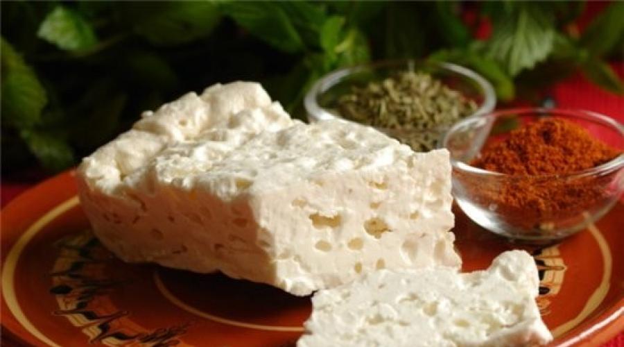 Comment faire cuire du khachapuri avec du fromage au four à partir de pâte à levure selon une recette étape par étape avec une photo.  Recette pour faire du khachapuri à la maison