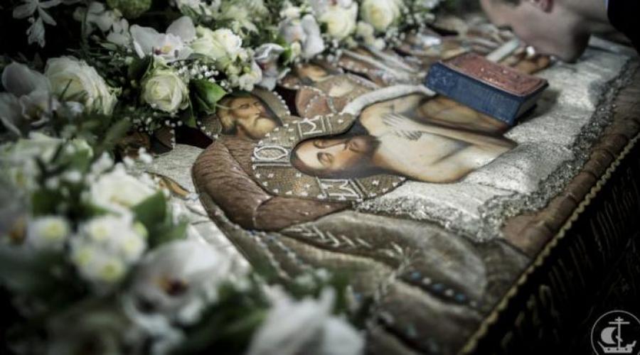 Wie der Bestattungsritus der Muttergottes in orthodoxen Kirchen durchgeführt wird.  Texte von Karfreitagsgottesdiensten - Entfernung des Leichentuchs und Bestattung