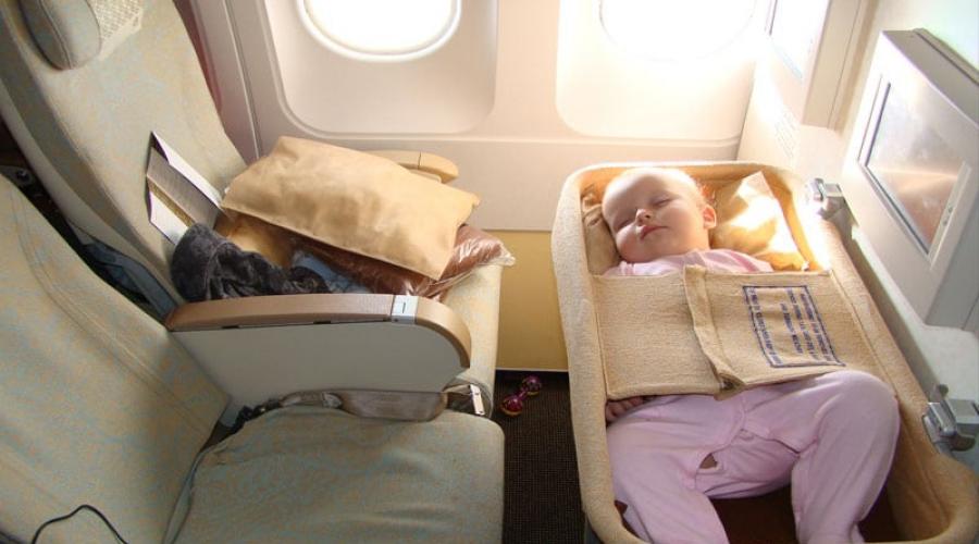 Flugreisen mit Kleinkind: So überstehen Sie den Flug ohne Probleme.  Im Flugzeug mit einem Neugeborenen: Was Sie wissen müssen