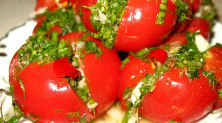Tomates brunes légèrement salées de préparation instantanée.  Tomates marinées à l'ail instantané