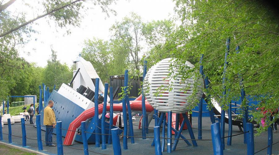 Kinderspielplatz im Neskuchny-Garten.  Ein lustiger Spielplatz in einem lustigen Garten