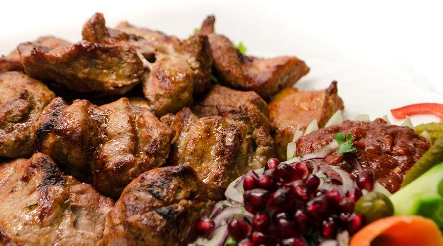 Brochettes de porc dans une poêle - cuisinez votre plat préféré à la maison !  Les meilleures recettes de shish kebab parfumé dans une poêle à frire au porc.  Recette de brochettes à la poêle