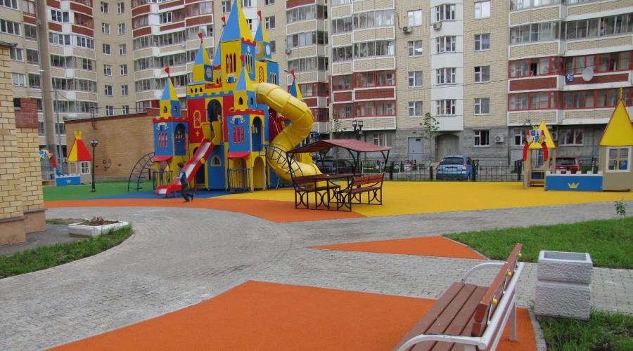 Anforderungen an weiche Oberflächen auf Spielplätzen.  Abdeckung von Kinderspielplätzen: GOST, Bewertung, Typen, Preise